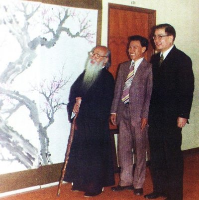 國立歷史博物館何館長浩天陪同國畫大師張大千先生，參觀林謀秀梅花連屏後合影留念